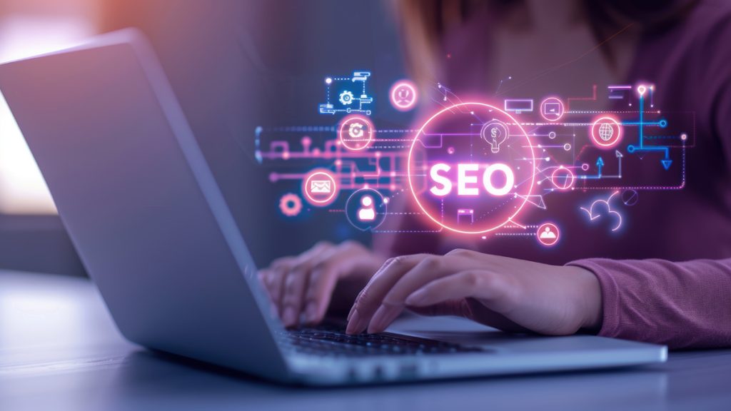 Personne travaillant sur SEO avec ordinateur portable.